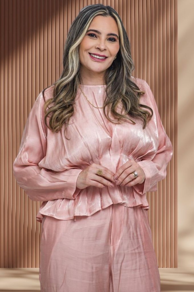 Dra. Silvia Helena Rodrigues em estúdio, com fundo ripado em tons nude